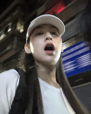 Gigi Yim Instagram - 時間飛逝
每次返嚟都想食呢間冰糖葫蘆，雖然唔關咩事😂
同細妹嘅合照，果然有要求👍🏻
同細佬的書枱合照✌🏻
Yeah, 同細佬合照🤖
強壯的三一🦾