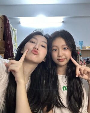 Gigi Yim Instagram - 時間飛逝
每次返嚟都想食呢間冰糖葫蘆，雖然唔關咩事😂
同細妹嘅合照，果然有要求👍🏻
同細佬的書枱合照✌🏻
Yeah, 同細佬合照🤖
強壯的三一🦾