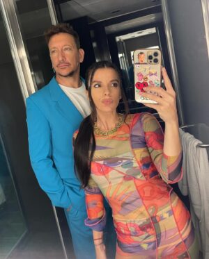 Gimena Accardi Instagram - ay por favooor! que felicidad ver tu reconocimiento mi amor! como mejor actor de comedia ya te vi ganar 2 premios ACE y 4 ESTRELLAS DE MAR (incluído el de ORO). es fascinante el orgullo que me da que seas tan talentoso y explotes el Don que tenés para hacer reír, sin duda tu mayor Don es hacer feliz al otro, arriba y abajo del escenario. sos el mejor compañero y jefe que alguien puede tener, querés que todos brillen, estén cómodos y seas felices y eso SE VE en el escenario. sos buena persona y siempre le deseas lo mejor al otro. bueno, sabés qué? todo eso vuelve multiplicado en el amor de colegas y del público…queda demostrado en todas tus obras, donde llenar las salas se volvió algo “”normal”” y donde formar los mejores equipos te hace ser siempre el mejor líder positivo. Tootsie se llevó 4 premios ACE y lo mejor que tienen es lo que formaron: un equipo de talentosos y buenas personas donde TODOS trabajan para hacer brillar al otro.
te amo, sos EL UNO @nicovazquezok y si todavía no vieron nunca a Nico arriba del escenario, háganlo si pueden porfa, porque es realmente DE OTRO PLANETA y no es casual todo lo que pasa a su alrededor…🤍🥇