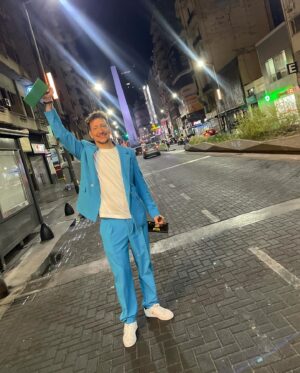 Gimena Accardi Instagram - ay por favooor! que felicidad ver tu reconocimiento mi amor! como mejor actor de comedia ya te vi ganar 2 premios ACE y 4 ESTRELLAS DE MAR (incluído el de ORO). es fascinante el orgullo que me da que seas tan talentoso y explotes el Don que tenés para hacer reír, sin duda tu mayor Don es hacer feliz al otro, arriba y abajo del escenario. sos el mejor compañero y jefe que alguien puede tener, querés que todos brillen, estén cómodos y seas felices y eso SE VE en el escenario. sos buena persona y siempre le deseas lo mejor al otro. bueno, sabés qué? todo eso vuelve multiplicado en el amor de colegas y del público…queda demostrado en todas tus obras, donde llenar las salas se volvió algo “”normal”” y donde formar los mejores equipos te hace ser siempre el mejor líder positivo. Tootsie se llevó 4 premios ACE y lo mejor que tienen es lo que formaron: un equipo de talentosos y buenas personas donde TODOS trabajan para hacer brillar al otro.
te amo, sos EL UNO @nicovazquezok y si todavía no vieron nunca a Nico arriba del escenario, háganlo si pueden porfa, porque es realmente DE OTRO PLANETA y no es casual todo lo que pasa a su alrededor…🤍🥇