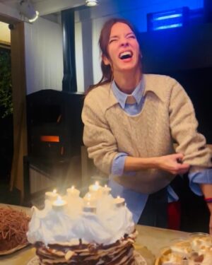 Gimena Accardi Instagram - el lunes cumplí 39 años. me reí con toda la cara, como siempre. rodeada de la familia que elijo, mis amigos espectaculares y mucho amor. gracias por el cariño y sus mensajes. fue un día realmente hermoso 🌹
