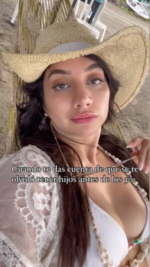 Gimena Gómez Instagram - Qué pesar! 😭 Más viajes, más horas de sueño, y más libertad.
.
.
#humor #comedia #risa #fun #cosasdemujeres #chistesdemujeres