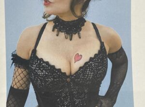 Gina Gershon Instagram - I loved dressing up like Mad Moxxi!!! And clearly Im not the only one!! So much fun to see all you ladies. @borderlandsfilm @picturestart @gearbox opens today!!! #🎩🎩🎩🎩🎩 #moxxi