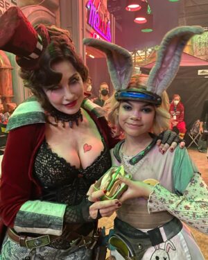 Gina Gershon Instagram - Wait til you see @ariana_greenblatt  as #tinytina in @borderlandsfilm - I loved her so much that I made her an honorary Jaws harp player- gave her one own for her graduation!!! Borderlands opens in a few days 8/9/24 !!!!! #babababoommmm‼️
