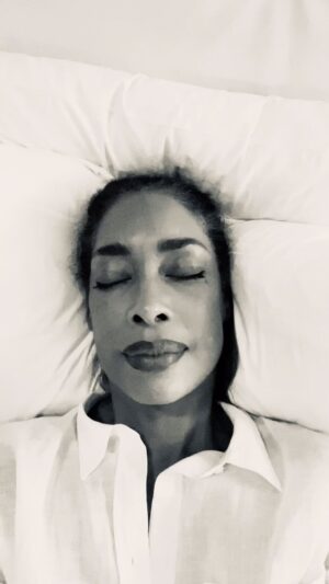 Gina Torres Instagram - Night 4. Surrounded by #JoyfulWarriors
#HarrisWalz2024 Let’s Go!!!!! #OnlyLoveIsReal 🥥 🌴💪🏾❤️ #Equis
