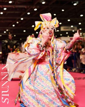 Ginny Lemon Instagram - The high priestess 🌼

💕🐱 @rupaulsdragcon 
👗@maxallenbabes 
📸 @stunnin.mag