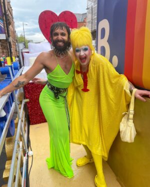 Ginny Lemon Instagram - My new best fwend @conchitawurst she didn’t sing Tattoo once but I love her 💛

@manchesterpride @bookingcom 😜

Anyone else see me splashing about in a bathtub this weekend? 🛁