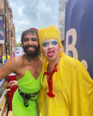 Ginny Lemon Instagram - My new best fwend @conchitawurst she didn’t sing Tattoo once but I love her 💛

@manchesterpride @bookingcom 😜

Anyone else see me splashing about in a bathtub this weekend? 🛁