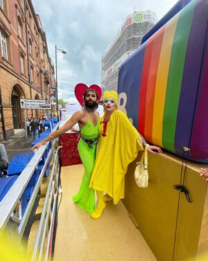 Ginny Lemon Instagram - My new best fwend @conchitawurst she didn’t sing Tattoo once but I love her 💛

@manchesterpride @bookingcom 😜

Anyone else see me splashing about in a bathtub this weekend? 🛁