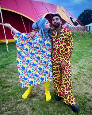 Ginny Lemon Instagram - Fanks @deershedfestival for having me & so lovely meeting my crush @mawaanr I MEAN HOW FABULOUS! 💛

Shout out to @fumbalinas for the amazing kaftan (which I’m in love with) 

Also @artemismermaidshop for a octopus crotchet headpiece 🐙