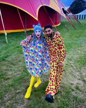 Ginny Lemon Instagram - Fanks @deershedfestival for having me & so lovely meeting my crush @mawaanr I MEAN HOW FABULOUS! 💛

Shout out to @fumbalinas for the amazing kaftan (which I’m in love with) 

Also @artemismermaidshop for a octopus crotchet headpiece 🐙