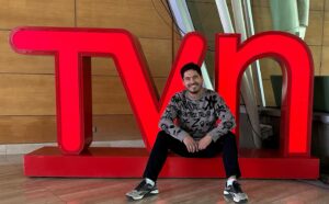Gino Costa Instagram - 🩵LLEGÓ EL MOMENTO DE DECIR ADIÓS A MI QUERIDO TVN🩵
Sí, acabo de renunciar a la que fue mi casa por casi 12 años… 
No fue fácil tomar la decisión pero, como muchos saben, me gustan los desafíos, lo difícil, lo que me quita el sueño… y ese es el nuevo camino que emprenderé.
Me voy tranquilo, porque lo di todo y más.
Aquí fui inmensamente feliz… obvio que, como todo en la vida, pasé momentos difíciles, rabias pero, sin duda, que las risas fueron muchas más…
El 2012 llegué a TVN como un pollo de 24 años al programa más importante de la TV: “Buenos Días a Todos, El Matinal de Chile” donde me dieron la oportunidad de hacer de todo: notero, panelista, animador, sin duda, la mejor escuela que podría haber tenido.
TVN me regaló la posibilidad de animar festivales… como el hermoso Festival de Dichato… estuve en el backstage del Festival de Talca, Olmué y Viña… animé el programa satélite de Viña y como olvidar a mi favorito “Buen Finde ❤️” … compartí estudio con los mejores de la TV, de los que aprendí muchísimo… pero lejos lejos lejos, lo mejor de todo, son los amigos que me hice… los quiero muchísimo, los llevo a cada uno de ustedes en mi corazón. No bajen los brazos: que los valoren, lúzcanse, brillen y que los hagan brillar!
Se cierra un ciclo, pero comienza uno que estoy seguro les encantará… nos seguiremos viendo 🩵✌️ Hasta siempre @tvn