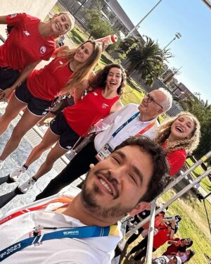 Gino Costa Instagram - 🇨🇱 Con las pumas del 4 x 100 🏃‍♀️🥈 las heroínas del atletismo y el ídolo Pedro Carcuro 🙌 siguemos con los Panamericanos en @tvn