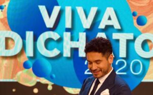 Gino Costa Instagram - 🩵LLEGÓ EL MOMENTO DE DECIR ADIÓS A MI QUERIDO TVN🩵
Sí, acabo de renunciar a la que fue mi casa por casi 12 años… 
No fue fácil tomar la decisión pero, como muchos saben, me gustan los desafíos, lo difícil, lo que me quita el sueño… y ese es el nuevo camino que emprenderé.
Me voy tranquilo, porque lo di todo y más.
Aquí fui inmensamente feliz… obvio que, como todo en la vida, pasé momentos difíciles, rabias pero, sin duda, que las risas fueron muchas más…
El 2012 llegué a TVN como un pollo de 24 años al programa más importante de la TV: “Buenos Días a Todos, El Matinal de Chile” donde me dieron la oportunidad de hacer de todo: notero, panelista, animador, sin duda, la mejor escuela que podría haber tenido.
TVN me regaló la posibilidad de animar festivales… como el hermoso Festival de Dichato… estuve en el backstage del Festival de Talca, Olmué y Viña… animé el programa satélite de Viña y como olvidar a mi favorito “Buen Finde ❤️” … compartí estudio con los mejores de la TV, de los que aprendí muchísimo… pero lejos lejos lejos, lo mejor de todo, son los amigos que me hice… los quiero muchísimo, los llevo a cada uno de ustedes en mi corazón. No bajen los brazos: que los valoren, lúzcanse, brillen y que los hagan brillar!
Se cierra un ciclo, pero comienza uno que estoy seguro les encantará… nos seguiremos viendo 🩵✌️ Hasta siempre @tvn