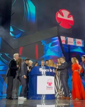 Gino Costa Instagram - 💫 Superamos la metaaaa ⭐️ 45 años de @teleton_chile nuevamente uniendo a nuestro país 🇨🇱 a seguir trabajando por la rehabilitación de tantos niños y niñas !!! Vivimos una hermosa… muy feliz de ser parte de ella @teleton_chile 🩵❤️