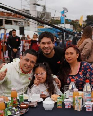 Gino Costa Instagram - Que bien lo pasamos animando junto a @donfranciscotv la desayunatón desde Caleta Portales 🌊⛱️!!! Vamos todos a donar al banco o a través del botón digital ! Teletón 2023 ❤️
@teleton_chile
Nos vemos más rato en la Quinta Vergara 🙌🏼
