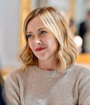 Giorgia Meloni Instagram - La Commissione europea ha versato oggi all’Italia la quinta rata del PNRR, pari a 11 miliardi di euro.

Con l’incasso della quinta rata l’Italia si conferma lo Stato membro Ue che ha ricevuto l’ammontare maggiore di finanziamento, pari a 113,5 miliardi di euro, corrispondente al 58,4% delle risorse complessive del Piano. 

L’Italia è al primo posto in Europa per numero di obiettivi raggiunti e importo complessivo ricevuto. Siamo stati i primi a richiedere il pagamento della quinta rata e siamo i primi ad aver richiesto il pagamento della sesta rata del Piano. I recenti dati Istat sul PIL, che stimano una crescita acquisita nel primo semestre 2024 pari allo 0,7% e gli ultimi dati del rapporto Svimez, che nel 2023 evidenziano la decisa accelerazione del PIL nel Mezzogiorno, con un incremento di nuova occupazione pari al 2,6%, sono la riprova dell’efficace lavoro portato avanti dal Governo e dalle Amministrazioni titolari per il conseguimento degli obiettivi programmati e per l’attuazione di misure virtuose per la crescita economica strutturale dell’Italia.

I traguardi e gli obiettivi conseguiti con il pagamento della quinta rata riguardano quattordici riforme e ventidue investimenti in settori strategici per la modernizzazione della Nazione, tra cui la concorrenza, gli appalti pubblici, la giustizia, la gestione dei rifiuti e delle risorse idriche, l’istruzione secondaria e terziaria, le infrastrutture, la sanità, la cultura, l’università e la pubblica amministrazione, con la messa a terra degli interventi per la transizione al digitale.

Avanti su questa strada 🇮🇹