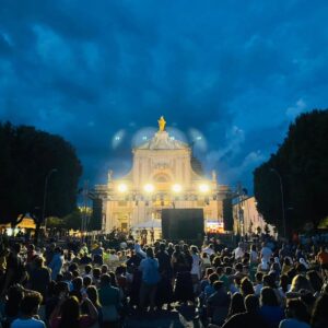 Giovanni Scifoni Instagram - Ieri il nostro FRA' davanti alla Porziuncola di Assisi, là dove 800 anni fa si è cappottato il mondo, tremila di voi lì in piazza ad abbracciarci, ci avete liquefatto il cuore. Posso andare in pensione.
#sanfrancescosuperstardelmedioevo
@lucianodigiandomenico
@maurizio_picchio_drum
@stefanocarloncelli
@fratiminoriassisi