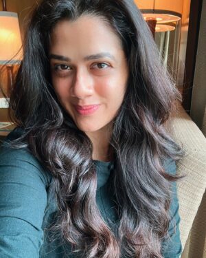 Girija Oak Instagram - I miss my long hair now that my hair has grown out of the very fun ‘short bob’. Right now my hair is neither long nor short. Kinda mid. Which is boring. Something must be done. 

Haircuts absolutely change the state of my mind. Feels like a soft boot, like a refresh button. 
Does that happen to you?