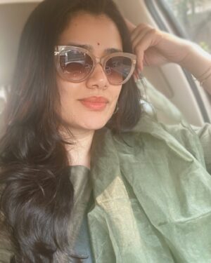 Girija Oak Instagram - I miss my long hair now that my hair has grown out of the very fun ‘short bob’. Right now my hair is neither long nor short. Kinda mid. Which is boring. Something must be done. 

Haircuts absolutely change the state of my mind. Feels like a soft boot, like a refresh button. 
Does that happen to you?