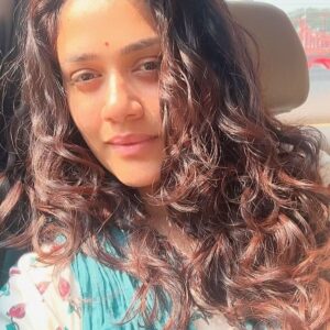 Girija Oak Instagram - I miss my long hair now that my hair has grown out of the very fun ‘short bob’. Right now my hair is neither long nor short. Kinda mid. Which is boring. Something must be done. 

Haircuts absolutely change the state of my mind. Feels like a soft boot, like a refresh button. 
Does that happen to you?