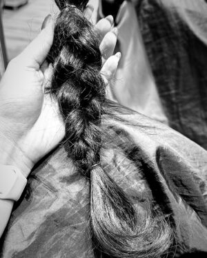 Girija Oak Instagram - I miss my long hair now that my hair has grown out of the very fun ‘short bob’. Right now my hair is neither long nor short. Kinda mid. Which is boring. Something must be done. 

Haircuts absolutely change the state of my mind. Feels like a soft boot, like a refresh button. 
Does that happen to you?