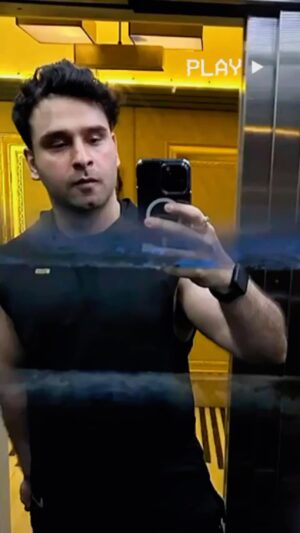 Girish Kumar Instagram - Kharab Lift 🤳