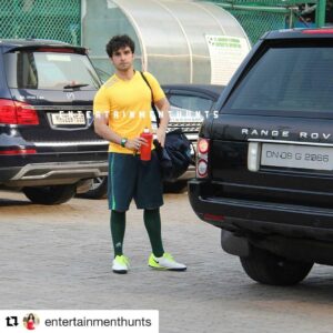 Girish Kumar Instagram - My new found love, football ⚽️🏃🏻 #Repost @entertainmenthunts (@get_repost)
・・・
SPOTTED: Girish Kumar spotted at Bandra in Mumbai.
Follow @entertainmenthunts