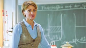 Gisa Zach Instagram - 🌟NEWS 🌟

Ab dem 29.9.22 startet die neue Staffel
 „Fritzie,der Himmel muss warten „- 

Ich darf auch dabei sein , als neue Lehrerin „ Rosi Gagel“ 👩🏻‍🏫

Wenn ihr Lust habt :

DONNERSTAGS 20.15 Uhr - im #ZDF 
Oder jederzeit in der @zdfmediathek 😉

Ein Riesen Dank geht raus an @anjadihrberg_casting für die Besetzung, @franzix1000 für die vertrauensvolle, inspirierende Arbeit mit dir - @holger_fritzsche für dein Auge, @polyphon_film für die großartige Arbeit während eines Winters in Pandemiezeiten und natürlich die ganzen wunderbaren Kollegen , von denen ich nur ein paar hier markieren kann…
@steffenmuenster @gisaflake #tanjawedhorn #götzschubert @neda__rahmanian 

Photos (c) : @zdf und @holger_fritzsche