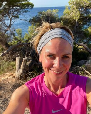 Gisa Zach Instagram - Mood:

Sport 🏃🏻‍♀️
Sonne ☀️ 
Meer 🌊

Was will ich mehr …😎

Schicke euch in Gedanken ein bisschen Sonne 😉

#urlaubsspam #sealover #runningmotivation #summervibes #urlaub #happyme #actresslife #newproject