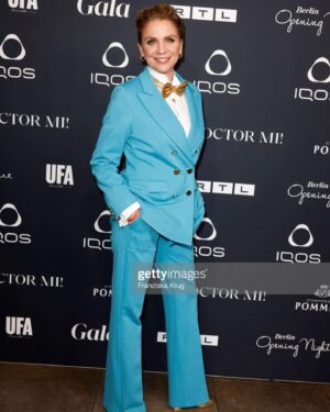 Gisa Zach Instagram - About last night…💃🏼

Danke für die Einladung und die tolle Veranstaltung an die Gastgeber @ufa_production , @rtl_com und @gala_magazin !
Und die wunderbare Location @soberlin.das.stue ! 

📸pics by (c) @gettyimages @franziskakrug_getty 

Und danke @mr_tosch für das Styling und @viviien_sa für h&m 😍 

#berlinaleopeningnight #berlinale2023 #suitstyle #femalesuitsstyle 
#actresslife #redcarpet #dressedup #gzsz 

Anzeige/Werbung wegen Markierung und Namennennung