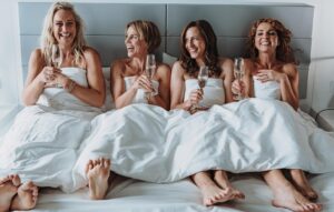 Gisa Zach Instagram - SUNDAY IN BED WITH….

@mariawedig @ulrikefrankofficial 
@evamona_rodekirchen 

FROHE OSTERN EUCH ALLEN 🌸☀️❤️

Tausend Dank an @patriciageislerfotografie für die tollen Bilder! @makeupartist_yvonnegupta für hair&makeup
Und dem @riuplazaberlinhotel  für die wunderschöne location! 

#happyeaster #sunday #inbedwith #teamwork #riuplazaberlin #crewlove #somethingscoming #femaleempowerment #mädels #frauenpower #shooting #funday #together
