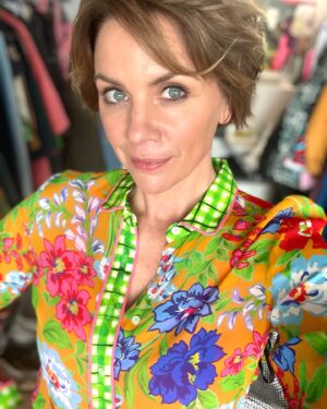 Gisa Zach Instagram - Also ich hab dann mal Frühling!🌸🌷🌺🌼🌻

Oder besser gesagt, meine Rolle „Yvonne“ bei @gzsz … denn diese Bluse gehört in ihren Kleiderschrank 😉

Aber wenn ich sie trage, habe ich gleich gute Laune…💃🏼

Kennt ihr das? 
Dass eure Kleidung was mit eurer Stimmung macht? 

#gutelaunekleidung #frühlingsfarben #lustauffarbe #colourful #fashion #gzsz #actresslife #costume