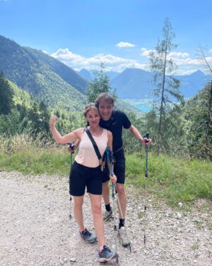Gisa Zach Instagram - Aufgefüllt mit Liebe !❤️

Nach einer wundervollen, erlebnisreichen Woche voller neuer Eindrücke und Erfahrungen - 

unendlich dankbar diese Menschen in meinem Leben zu haben! 

und jetzt heisst es wieder:
 #actresslife 💃🏼

#blessed #lieblingsmenschen #fulloflove #familygoals #oneismissing #grateful #backtowork #österreich #patchwork #wandern #berge
