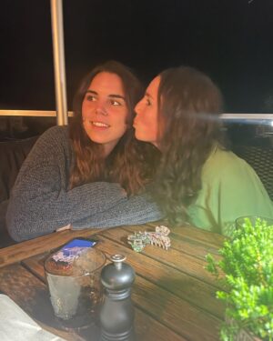 Gisa Zach Instagram - Aufgefüllt mit Liebe !❤️

Nach einer wundervollen, erlebnisreichen Woche voller neuer Eindrücke und Erfahrungen - 

unendlich dankbar diese Menschen in meinem Leben zu haben! 

und jetzt heisst es wieder:
 #actresslife 💃🏼

#blessed #lieblingsmenschen #fulloflove #familygoals #oneismissing #grateful #backtowork #österreich #patchwork #wandern #berge