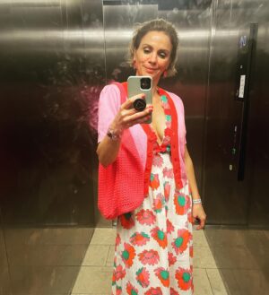 Gisa Zach Instagram - 🌸🩷🌺❤️🌸🩷 

Fahrstuhl- Selfie - mit richtig sauberem Fahrstuhlspiegel 😂🤣😎

#summernights #colourfull #lookoflastnight #berlin #busybusy #actresslife #summerlove