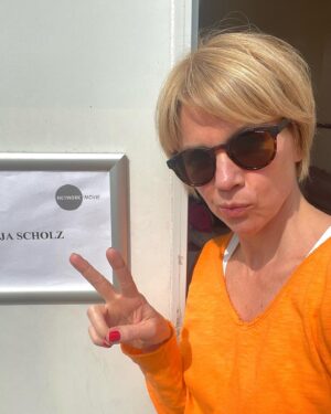 Gisa Zach Instagram - Was für eine Freude ,  einem neuen „ Namen“ - einer „ Figur“ , Leben einzuhauchen ! 

Diesmal durfte ich das für die @soko.hamburg tun und möchte mich dafür bedanken!
 Bei @a.ziemannbahl , die mir die Chance gegeben hat in diese Rolle schlüpfen zu dürfen! 
Danke an die Regie von @phil_kling für deine sensible, zugewandte Arbeit mit uns SchauspielerInnen! Und @adrianlangenbach für dein Auge ! An meine Kollegen @paula.schramm @marekerhardt_official #klauspeeck @thiago.d.braga und dem gesamten zauberhaften Team der @networkmovie ! You rock!🙏🏻

#actresslife #filming #thankful #lovemyjob #lovewhatyoudo #neverstoplearning #zdf