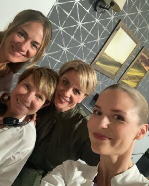 Gisa Zach Instagram - Abgedreht!🎥

Team „Blondies“ - Dreamteam ! 🤩

Danke für diesen inspirierenden Drehtag : @annina.hellenthal @mirkapigulla @kerstinschefberger !❤️

Danke auch an @simonebaercasting für die Besetzung und dem gesamten Team von @diejungenaerzte_official für die herzlichen Begegnungen!!! 🙏🏻

#dreamteam #lovemyjob #actresslife #ard #tvseries #diejungenärzte #erfurt #thankful #perfectmatch