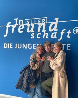 Gisa Zach Instagram - Abgedreht!🎥

Team „Blondies“ - Dreamteam ! 🤩

Danke für diesen inspirierenden Drehtag : @annina.hellenthal @mirkapigulla @kerstinschefberger !❤️

Danke auch an @simonebaercasting für die Besetzung und dem gesamten Team von @diejungenaerzte_official für die herzlichen Begegnungen!!! 🙏🏻

#dreamteam #lovemyjob #actresslife #ard #tvseries #diejungenärzte #erfurt #thankful #perfectmatch