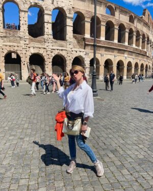 Gisa Zach Instagram - Buongiorno Belli !☀️😎❤️

Swipe for more beautiful Rome 😍

#inlovewithrome #italien #canipleaseworkhere #actresslife #lookforthegood #sunnydays #colosseum