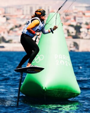 Gisela Pulido Instagram - vamos con el día 3! ayer día duro con poco viento, sólo hicimos una regata pero siendo consistentes 🙌🏼🙌🏼

es muy guay tener cerquita a mi familia en Marsella 🤍

seguimos en la lucha por la medal race 🥇

📸 @oficial_rfev // @worldsailingofficial

#olympics #juegosolimpicos #kitesurf #paris2024sailing