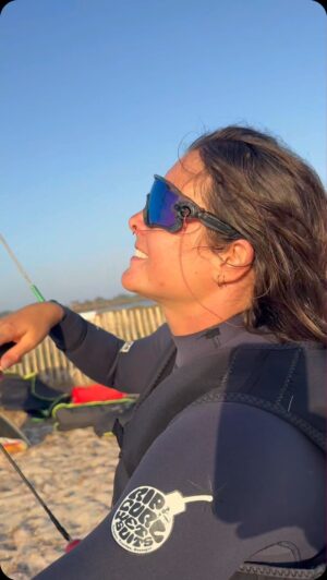 Gisela Pulido Instagram - aprovechando los últimos días de entrenamiento 🤘🏽 antes de empezar a competir el día 4!! 🌊

#olympics #juegosolimpicos #kitesurf #paris2024sailing
