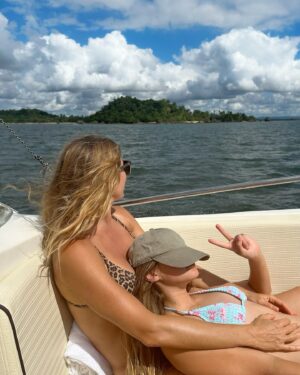 Gisele Bündchen Instagram - Grateful to be celebrating one more year around the sun with my super sis. Thank you everyone for all the love and birthday wishes. Feeling blessed to be surrounded by so much love. Looking forward to what is ahead🙏❤️
Grata por estar comemorando  mais um ano ao redor do sol com minha super mana. Obrigada a todos pelo carinho e desejos de aniversário. Me sinto abençoada por estar rodeada de tanto amor. Animada com esse novo ano que se inicia.