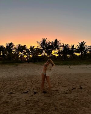Gisele Bündchen Instagram - Grateful to be celebrating one more year around the sun with my super sis. Thank you everyone for all the love and birthday wishes. Feeling blessed to be surrounded by so much love. Looking forward to what is ahead🙏❤️
Grata por estar comemorando  mais um ano ao redor do sol com minha super mana. Obrigada a todos pelo carinho e desejos de aniversário. Me sinto abençoada por estar rodeada de tanto amor. Animada com esse novo ano que se inicia.