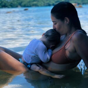 Giselle Itié Instagram - saudades do peso do meu corpo mergulhado na água, do som da vida lá embaixo. sempre serei mais eu inundada.