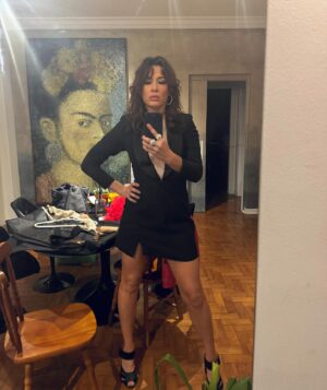 Giselle Itié Instagram - séria and sisuda porém gargalhando por dentro 🤣❤️! cumple da nossa Beyonce @aliciafbarbosa ! ainda impactada com a beleza e leveza das Felippo… por hora me apresento… e logo mais las Diosas!! 👗> @vitorzerbinato @z.vitor_oficial @josevitorzerbinato !!! 💍> @swarovski @rodleibel ❤️ ps: to me amando and me querendo.