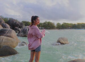 Gita Virga Instagram - Oh this is my first post! Welcoming 2021 🤍

Shirt by @silkstay