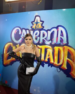 Giulia Nassa Instagram - É JÁ JÁ! Liga sua tv no @sbt AGORAA @acavernaencantada ✨🩵🦥