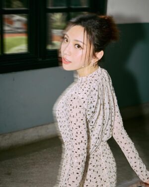 Gladys Tsai Instagram - 雞蛋從外打破是食物，
從內打破是生命。
人生從外打破是壓力，
從內打破是成長。
不想成為別人砧板上的食物，
就別讓別人從外打破你！
自己從內打破，
迎接你的重生！
👗 @selfportraittaiwan @tun_grp @mrselfportrait 
#selfportraittw #selfportraittaiwan
#love #life #lifestyle #live #ootd #dress #fashion #model 
#生活 #工作 #日常 #時尚 #穿搭日常