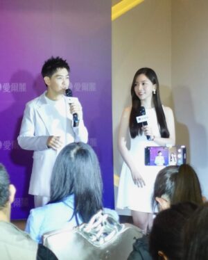 Gladys Tsai Instagram - 啊啊啊跟我兒時男神林志穎同台了～
到底為何他會跟我以前
看天龍八部和放羊的星星的時候長得一模一樣！！
吃防腐劑也不可能這麼凍齡吧🤣
完全停在17歲那年的雨季了哈哈
@airleeworld @jimmylin 
#love #life #mc #host #idol #singer #actor #young #pressconference #dress 
#工作 #生活 #日常 #愛爾麗 #醫美 #記者會 #主持 #主持人 #林志穎
